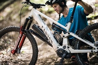 Der 800 Wh große Akku kann aus dem Unterrohr entnommen werden. Der 800 Wh große Akku kann aus dem Unterrohr entnommen werden.