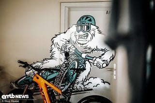 Ob der Yeti, den Reinhold damals gesehen hat, auch eine Bike-Cap und Brille trug und auf einem Fahrrad rasend schnell unterwegs war, lässt sich nicht belegen, aber für Yeti Cycles scheint es absolut klar zu sein. Ob der Yeti, den Reinhold damals gesehen hat, auch eine Bike-Cap und Brille trug und auf einem Fahrrad rasend schnell unterwegs war, lässt sich nicht belegen, aber für Yeti Cycles scheint es absolut klar zu sein.