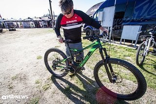 Troy Lee, der Gründer von Troy Lee Designs, war mit seinem Specialized Turbo Levo vor Ort