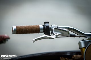 Shimano Alfine Zwei-Finger-Bremsen, die speziell für das Scrambler gemacht wurden, sowie ein paar wirklich coole Ledergriffe.