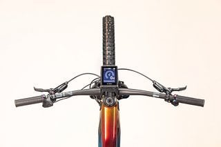 Das Jubiläums-Bike von Cube ist mit dem Bordcomputer Nyon und der Performance
Line CX ausgestattet. Ein spezieller „High Performance Composite“-Carbonrahmen
vereint alle Komponenten zu einem Technologiefeuerwerk der Extraklasse.