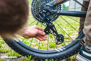 Mittels dem mitgelieferten Chaincab-Tool von SRAM lässt sich die Umschlingung ganz einfach einstellen