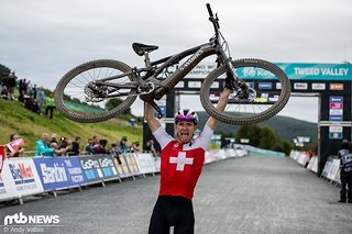 Klar, fürs Foto kann man auch mal ein E-Bike über den Kopf heben. Joris ist Weltmeister!