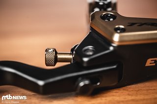 Beide Schrauben sind gerändelt und außerordentlich leichtgängig