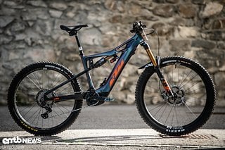 Mit dem KTM Prowler brennt Laura normalerweise die Trails der EWS-E runter. Jetzt muss das Bike auch auf dem WM-Kurs punkten.