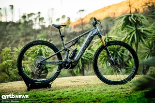 Größere Laufräder, reduzierter Federweg und weniger Gewicht – Merkmale, die das Specialized Levo R zu einem perfekten Trailbike machen. Auf dem Trail punktet es mit agilem, leichtfüßigem, präzisem Handling und steckt auch gröbere Sektionen mühelos weg.