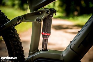 Am Heck generiert ein RockShox-Dämpfer in Verbindung mit dem RE:Aktiv-System 150 mm Federweg