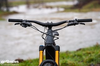 Das schicke, schlichte Cockpit stammt aus eigenem Hause