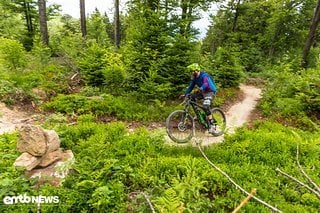 Handtuchbreit schlängelt sich der Trail nach oben