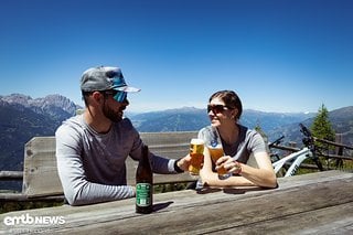 Die Aussicht und einige kalte Getränke entschädigen uns für die Strapazen.