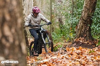 Technische Uphills meistert man mit den kompakten Kurbeln etwas sorgloser – die erhöhte Bodenfreiheit erlaubt es, die Kurbeln drehen zu lassen, ohne Probleme mit Pedalaufsetzern zu bekommen.