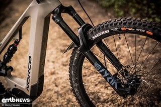 Am Norco Sight VLT C2 sorgt eine RockShox Lyrik-Gabel für Komfort an der Front.