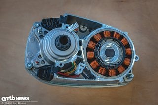 Ein Blick hinter die erste Abdeckung zeigt den eigentlichen Elektromotor mit seinen leistungsfähigen Spulen