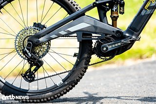 Rotwild liefert den SRAM X01 Transmission-Antrieb mit Akku aus, ohne direkten Anschluss an die Hauptbatterie. Rotwild liefert den SRAM X01 Transmission-Antrieb mit Akku aus, ohne direkten Anschluss an die Hauptbatterie.