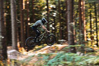 Vollgas-Maschine: Das Ekano AL. Mit bis zu 190 mm Federweg fühlt man sich hier im Bikepark pudelwohl – eine gute Figur macht das Bikepark E-MTB aber auch wegen seiner hohen Agilität.