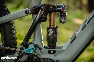 Am Heck sitzt ein Fox Factory Float X2-Dämpfer, der – passend abgestimmt – mit jedem Terrain fertig wird.