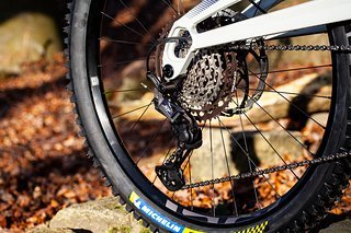 Geschaltet wird mit Shimano XT auf einer e*thirteen Helix R 12-fach-Kassette.