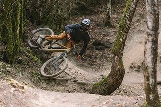 Das Specialized Kenevo SL2 ist ein Spaßgerät für wilde Trailfahrten.