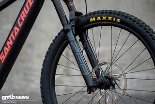 An der Front arbeitet eine RockShox Zeb Base mit 160 mm Federweg.