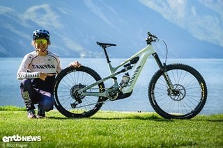 Ines Thoma ist eine Enduro-Legende und fährt seit 2023 ein Canyon Strive:ON.