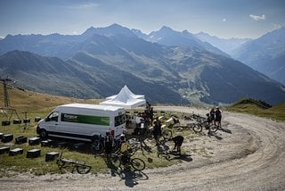 Wichtig bei einem Rennen: eine Verpflegungszone! Hier natürlich in luftigen Höhen.