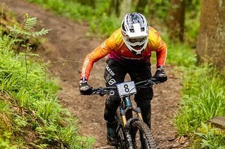 Natürlich gehören zu einem E-Enduro-Rennen auch fiese Uphills.