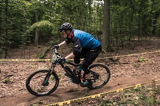 Hochkonzentriert bügelt dieser Fahrer über den Trail.