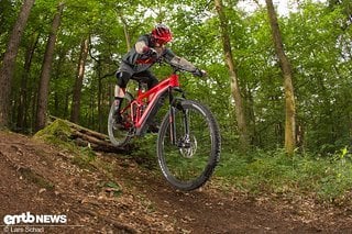 Das Fahrwerk ist straff, lässt uns aber dennoch auch im Downhill nicht im Stich