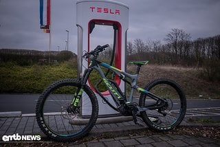 Binnen kürzester Zeit kann der 500 Wh Akku von Bosch an den Tesla-Säulen aufgeladen werden