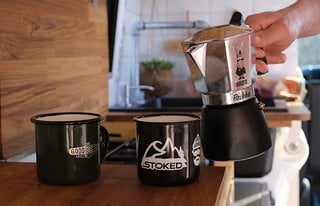 Wenn Oli in seinem Van unterwegs ist, dann kocht er seinen Kaffee mit einer kleinen Bialetti Brikka