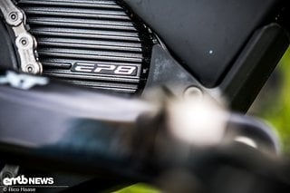 Auf der Antriebsseite hat Shimano dem EP8 Kühlrippen verpasst und die Typbezeichnung integriert