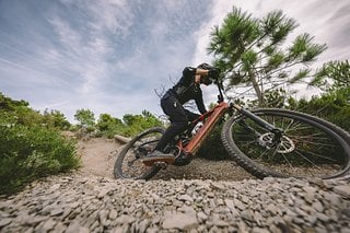 Bergab sorgt das ausbalancierte Fahrverhalten für eine hohe Sicherheit und ein gutmütiges Handling.