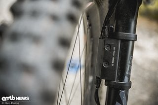 Herzstück des Bosch E-Bike ABS: die Kontrolleinheit an der Federgabel.