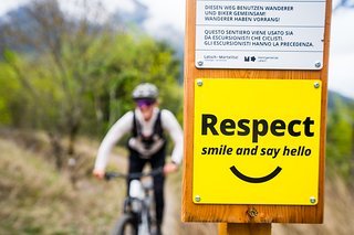 Bitte recht freundlich. Und rücksichtsvoll. Wir sind hier nur auf Wanderwegen und Shared Trails unterwegs Bitte recht freundlich. Und rücksichtsvoll. Wir sind hier nur auf Wanderwegen und Shared Trails unterwegs