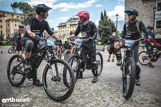 Am Start der Bosch eMTB-Challenge geht es mit Warten los