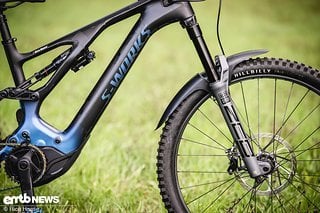 Wir haben den Mudhugger EVO Bolt-On an eine aktuelle Version der RockShox Zeb geschraubt, um seine Wirkung bei Regenwetter auszuprobieren.