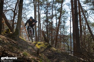 Wenn Kollege Mitch auf der After-Work-Lap auf den Hometrails plötzlich 2 m über dem Boden fliegt, könnte das fast schon zur Sonnenfinsternis werden – das Focus fängt einen sanft wieder auf, bevor kurz danach die nächsten langen Schatten durchs Land ziehen.