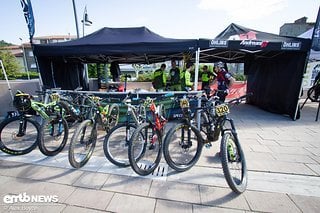 Von den 16 Startern dieses Teams waren sogar 6 auf E-Bikes unterwegs …