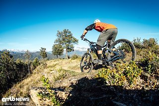 In steilen Downhill-Passagen fühlen wir uns aufgrund der kurzen und hohen Geometrie nicht wirklich sicher.