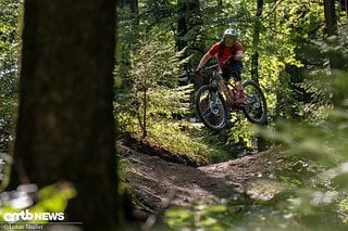 Auch große Drops und härtere Landungen steckt das effiziente Fahrwerk dank hoher Endprogression gut weg