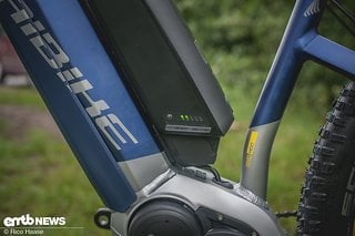 Der zusätzliche Akku kann natürlich am E-Bike geladen werden