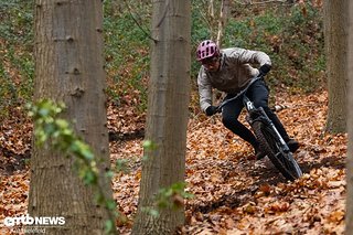 Mit 96 cm Innenbeinlänge habe ich selten Probleme mit der Einstecktiefe – selbst die 240 mm Stütze an meinem Mountainbike steht noch satte 7 cm über die Sattelklemme hinaus.