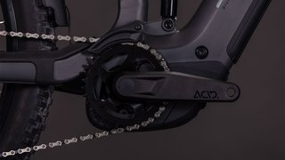 Wertschöpfung wird bei Cube großgeschrieben: Der Hersteller hat bis zur Kurbel Anbauteile der Eigenmarke ACID im Einsatz.