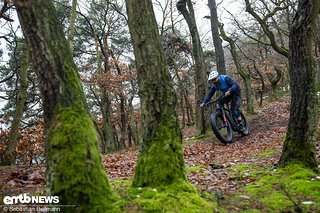 Ein E-Fatbike kann in entsprechendem Gelände durchaus zügig bewegt werden