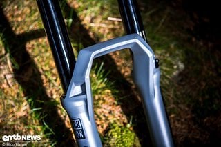 Das Casting der RockShox Zeb wurde, wie der Rest der Gabel, neu konstruiert