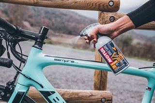 Motul Bike Care: Neben Produkten für die Kettenpflege, hat Motul auch Pflegeprodukte für den Rahmen im Programm.