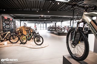 Aus einem alten Autohaus wurde ein stylischer Accell-Store – ein attraktiver Showroom – gemacht