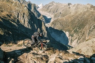 E-MTB-Action vor dem Aletsch Gletscher.