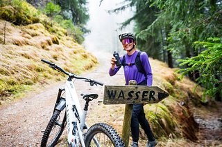 Wenn die Wasser-Kapazität die Reichweite einschränkt, kann hier mitten im Forstweg-Anstieg nachgetankt werden Wenn die Wasser-Kapazität die Reichweite einschränkt, kann hier mitten im Forstweg-Anstieg nachgetankt werden