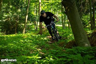 Aktiv nach vorne muss man zumindest am XL-Rad mit dem kurzen Kettenstreben-Setting in eher flachen und offenen Kurven.